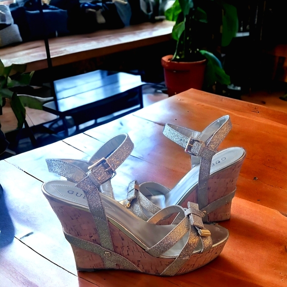 Guess Gold Glitter Bow Strappy Wedge Sandal Size 9M - Picture 2 of 5